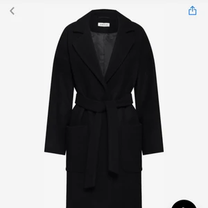 Ullkappa Edited - Obs! Ingen budgivning. Säljs för 1000kr.  Fin ullkappa från Edited.  Nypris 2545kr . Storlek 34. Normal i storleken. Längd 120cm.  Ytmaterial: 80% Jungfruull, 20% Nylon Foder: 100% Polyester     