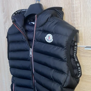 Moncler väst strl 0 - Moncler väst med luva i storlek 0 passar storlek XS-S. Använd endast 1-2 gånger, säljs pga ingen användning. Fick västen i present och säljs därför för 500kr, scanner finns i inner västen. Frakt står köparen för. Tar endast swish. 