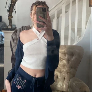 Mörk blått juicy sätt - Updaterar om mitt mörkblåa juicy couture sett🌌 850kr tilsamans, 700kr för byxorna och 450 för koftan💙 Kanske kan tänka mig gå ner i pris vid snabb affär, kom privat för mer information!