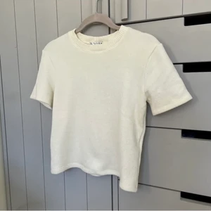 Stickad tshirt Zara - Superfin stickad tshirt från Zara. Bra skick! Lånade bilder, skriv för egna. BUDGIVNING, buda gärna!!