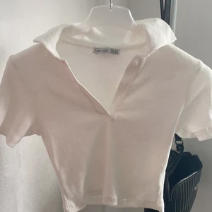 Topp - Vit topp köpt utomlands i storlek S-M, passar XS oxå, skönt material, frakt 45kr 🤍