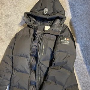 Sail racing vinterjacka stlk S  - Säljer min vinterjacka som använts 2 vintrar, den har ett litet brännmärke bredvid fickan men knappt märkbart. Säljer för 1000