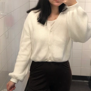 Nakd vit kofta - Croppad stickad kofta som tyvärr är för kort på mig. Därmed mycket fint skick.