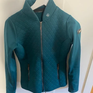 Equestrian Stockholm jacka i färgen Emerald  - Hej, tänkte eventuellt sälja denna finna equestrian Stockholm jacka i färgen emerald. Hela kollektionen säljs fortfarande på hemsidan utom denna unika jättefina jackan! Orginalpriset var 1200kr, säljer för ca 850kr. Jackan har blivit använd men i nyskick😆