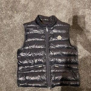 Moncler gui - Moncler gui väst Cond 8/10 Size 2/s