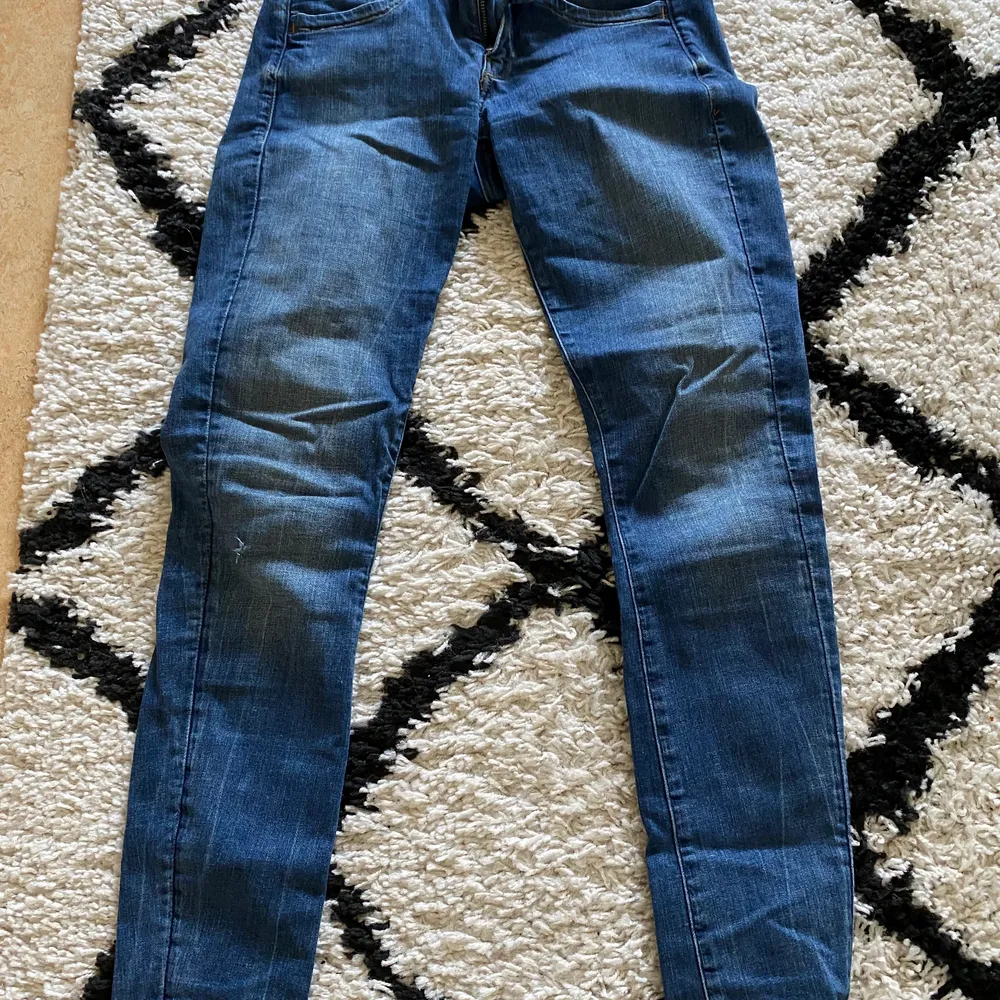 Jeans från G-star i fint skick förutom en liten skada på ena knät men syns knappt Storlek 26/30. Jeans & Byxor.