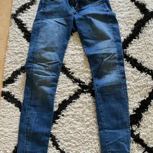 Jeans från G-star i fint skick förutom en liten skada på ena knät men syns knappt Storlek 26/30