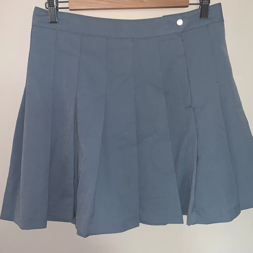 Ljusblå plisserad kjol storlek 40 - Väger 240g - H&M DIVIDED. Kjolar.