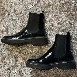 Så fina boots perfekta till hösten. Dom är i lackat materia med ormskinns mönster och så snygga pärl detaljer på baksidan. Storlek 37 men stora i storleken så passar mig som har 38❤️