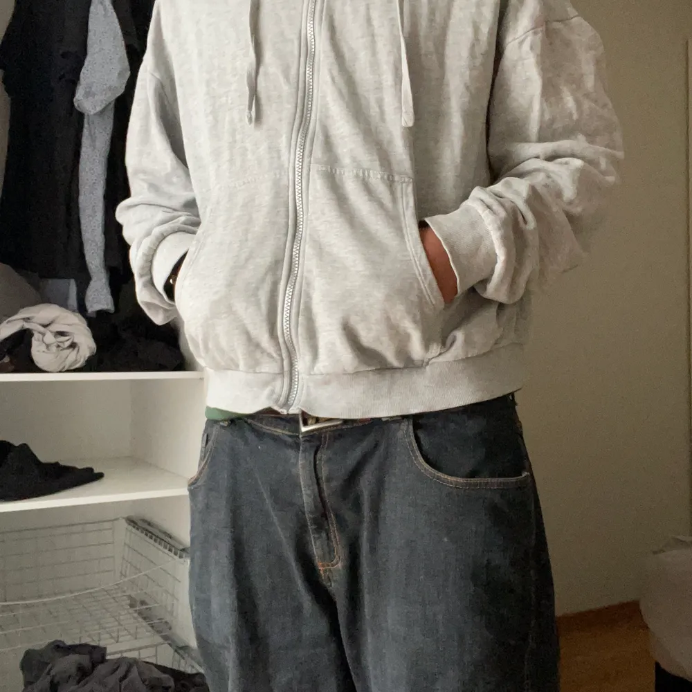 En vanlig grå zip up hoodie, i storlek xl men passar som S/M. Tröjor & Koftor.