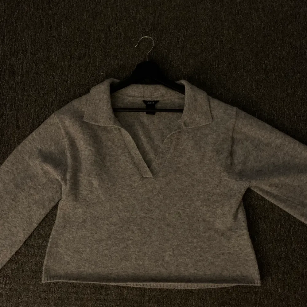 Säljer denna gråa ”stickade” tröja från Lindex, då den aldrig kommer till användning. Använd fåtals gånger! Strl S. Nypris 299kr, säljer för 190kr. Priset kan diskuteras. Köparen står för frakten!🖤. Tröjor & Koftor.