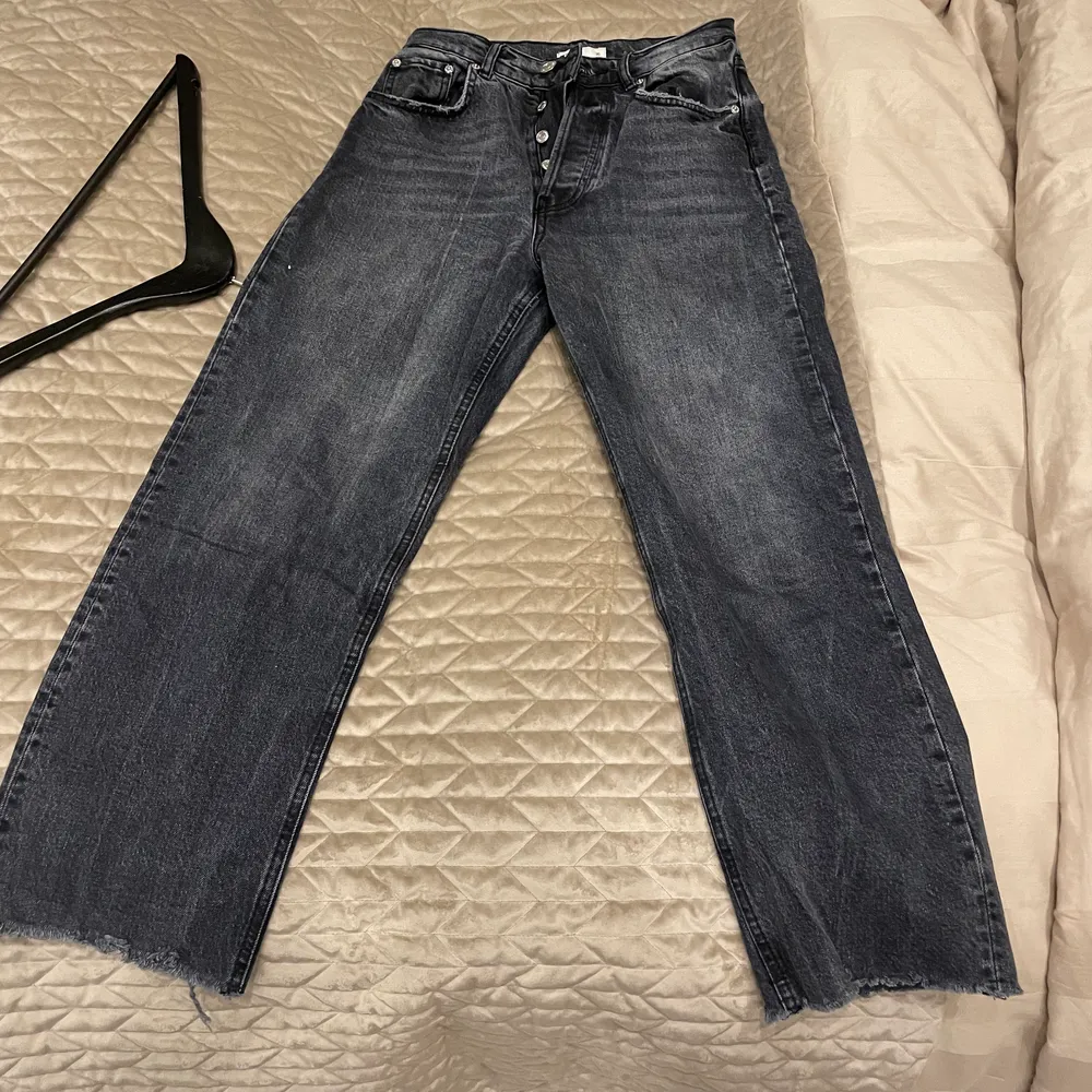 Gråa högmidjade jeans med knapp stängning. Säljes billigare vid snabb affär. Jag är 168 cm för längd referens. . Jeans & Byxor.