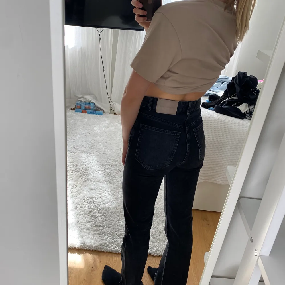 Raka svarta jeans med slits från Pull&bear. Höga i midjan och långa ben, jag är 170 cm lång. Använda ett par gånger och är i bra skick! Strl 34. Jeans & Byxor.