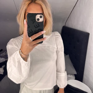 Långärmad  - En vanlig vit långärmad med lite puffärmar som är ifrån zara. Passar xs-s 