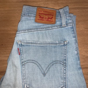 Levis Mile High - Levis Mile High super skinny W 27. Jeansen är välanvända och har som visas på bilden ett hål på insida lår, som självklart går att laga. De har även en liten fläck på knät som jag inte får bort, bild kan skickas om så önskas. Köptes för 999 kr för något år sedan på carling och säljs nu för 150 pga skicket. ✨