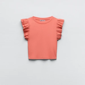 volang topp zara - Trendig volangtopp från zara i en aprikosrosa färg. I storlek S änvänd två gånger. Köpt för 119kr, så säljer för 70kr + frakt. 🧡💖