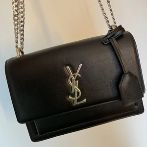 Yves Saint Laurent - Säljer en otroligt fin och helt ny YSL väska i äkta läder. Tillkommer visitkort och YSL påse.
