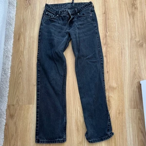 Arrow Low pants strl 24/30 - De här byxorna är ett par super fina låg midjade jeans! De sitter supersnyggt men jag har tyvärr växt ur dem nu. Själv är jag en kortis på 154 cm och de sitter som en smäck! Jag säljer dessa för 350, ordinarie pris 550! Köparen står för frakten🥰🥰