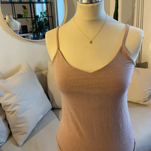 Linne - Ett rosa/lila linne med lite innertyg runt brösten för att vara stöd och skydd! 