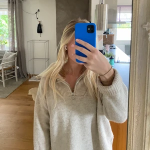 Stickad från Zara - Superskön och fin tröja från Zara i storlek 34🥰 Knappt använd! 