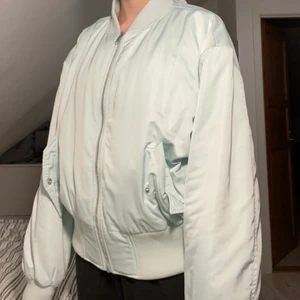 Höst Jacka  - Helt ny med lappen kvar. Säljer den för att jag tyckte inte om den. En mint grön jättefin jacka till hösten!