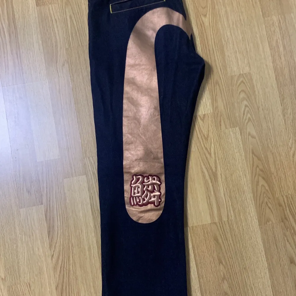  Evisu Bronze Daicock & Embroidered Symbol Japanese Selvedge Denim Jeans  Great vintage condition.  100% Authentic  V Waist: 34