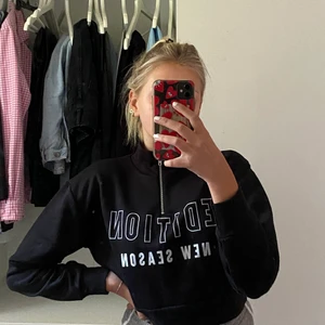 Sweatshirt med zip - Jättefin svart zipsweatshirt med tryck. Jättefin nu i höst och går att matcha till allt. Bra skick även då den är välanvänd. 