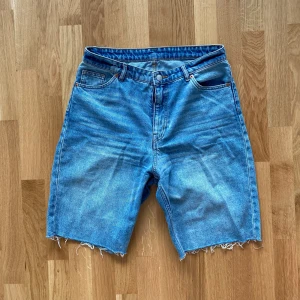 MONKI Jeansshorts strl 29 - Jeansshorts från MONKI i storlek 29  Nyskick och knappt använda  Alla plagg skickas nytvättade