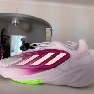 Adidas Ozelia 41 1/3 US9 NEW  - Oanvända, köpte fel storlek, nypris 1199kr färgen har utgått! 
