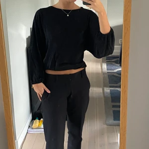 Filippa K glittrig topp - Festlig, glittrig topp från Filippa K. Lite vidare ärmar och ett glittrigt material (svårt att få med på bild). Storlek XS. Skriv för fler bilder!💗