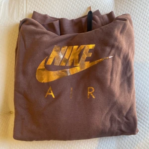 Nike hoodie  - Limited edition nike hoodie. Köptes för 900 säljs för 500kr. Skriv om ni vill ha bilder hur den ser ut på. Super mysig 🥰