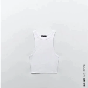 Basic vit zara topp - Söt vit zara topp dom inte längre kommer till användning💕 Skriv om nu har frågor eller är intresserade 