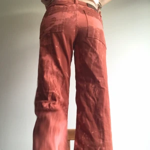 Blekta jeans - Utsvängda Blekta jeans 