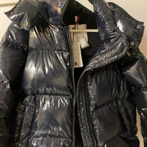 Tommy Hilfilger - Säljer nu min fina jacka! Jackan är knappt använd, köpte den föra året🤍jackan är vindtät, vattentät och väldigt tjock! Fryste nästan aldrig i den föra året! Priset går absolut att diskutera!! Bara att höra av sig🤍jackan är i storlek xs men passar även s!🤍