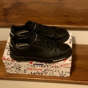 Dolce&Gabbana Portofino svart  -  Tjena!  Säljer mina Dolce%Gabbana Portofino sneakers  då dem ej passar mig längre. Köpta i Paris förra sommaren.  Storlek 44 (passar 44.5 och 45) Cond 9/10 Bin 3000  Bud 2800 All og medföljer  
