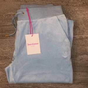 Juicy byxor - Säljer mina juicybyxor som jag endast använt 2 ggr eftersom de var för stora för mig. Alltså nyskick. Supermjuka och helt underbara 💙Passar S/M utmärkt, men även L om du vill ha en loose fit ✨✨ Fler bilder? Fråga!!🌞