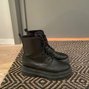 Boots med platå strl 38 - Boots från Stradivarius, strl 38 :) säljer pga att jag köpt en annan modell! Använda lite då och då under 1 års tid