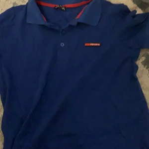 En fin Prada t-shirt  - En fin Prada t-shirt som används cirka 2-4 gånger den är i bra skick och är väldigt bekväm.