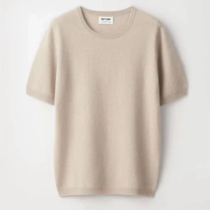 Soft goat t shirt - Soft goat kortärmad i en blandning av silk och Kashmir i beige, sparsamt använd<3 Det är inte exakt samma modell på första bilden (tror jag) som min, två sista bilderna är mina. SÅ MJUK OCH HÄRLIG!!