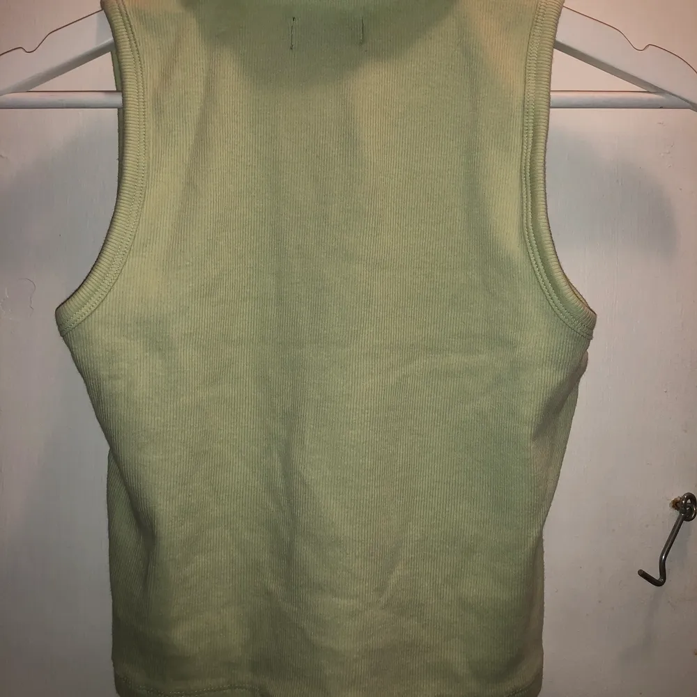 Ljusgrönt finribbat linne från Even&Odd i storlek M. Köptes för 1år sen men har inte kommit till användning. Den är i nyskick. . Toppar.