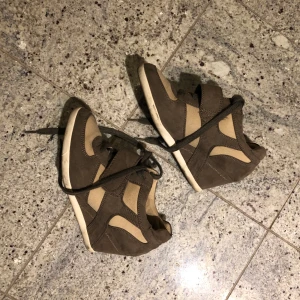 Marant ish - Fett snygga skor med inbyggd klack, köpta secondhand i Tammerfors i sommras för 400kr och det är så fkn snygga!!!!!!!! Säljer för att de är för små för mig 😭