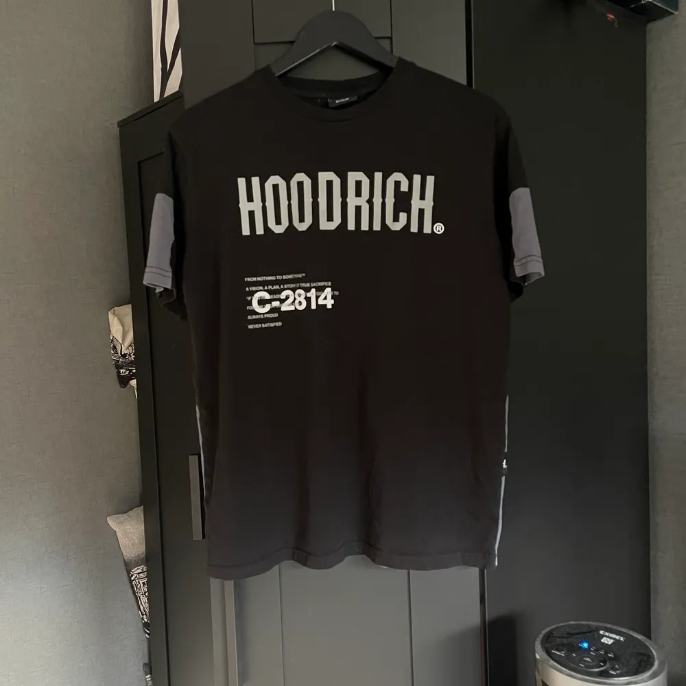 Hoodrich T-shirt svart i strl M bra skick, 8/10, inga flaws Fraktar Postnord spårbart 66kr, köparen står för frakt. Hör av er vid intresse eller om ni har frågor. T-shirts.