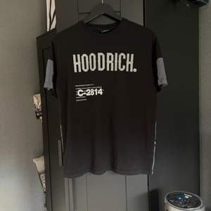 Hoodrich T-shirt svart i strl M bra skick, 8/10, inga flaws Fraktar Postnord spårbart 66kr, köparen står för frakt. Hör av er vid intresse eller om ni har frågor