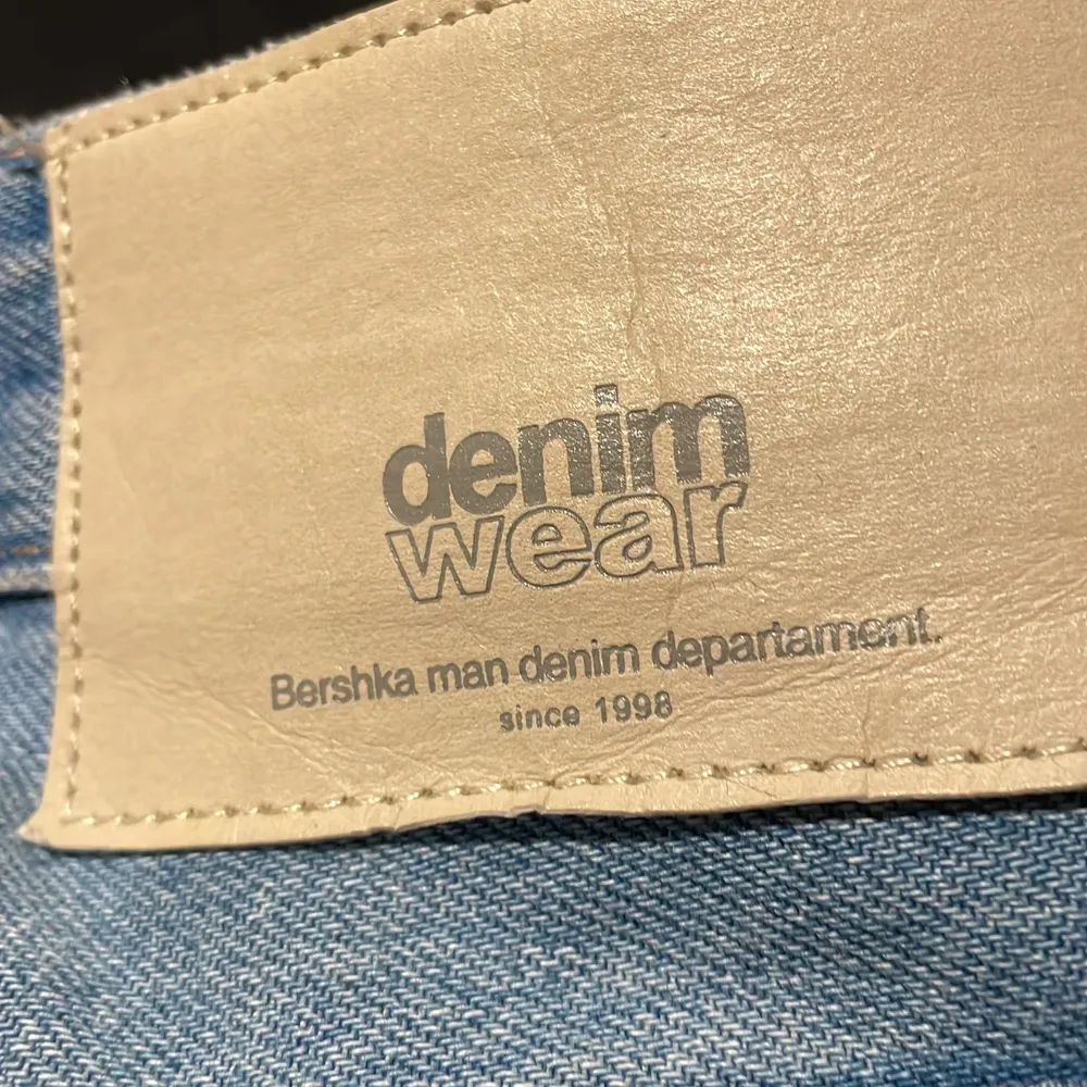 Ett par wide leg bershka carpenter pants. 22 cm vid ben öppningen i slutet av byxbenet. Storlek 32/32 Skicka PM om ni har några frågor:D. Jeans & Byxor.