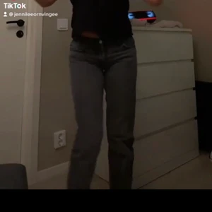 Jeans  - Säljer mina gråa zara jeans som börjar bli försmå för mig💓dom sitter bra på mig som är 1,64💓la ut en annan likadan annons på ett annat konto men kommer inte in på de💓
