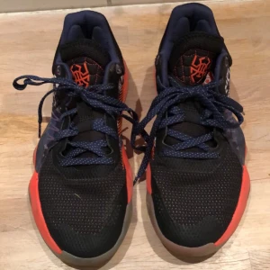 Adidas Basketskor (Donavan Mitchell) - Det är 4 år gammalt men bara 1 1/2 års använt. Det är bra skick förutom att det är sliten i hälen. Skon är riktigt skön och man enkel att sätta på sig.