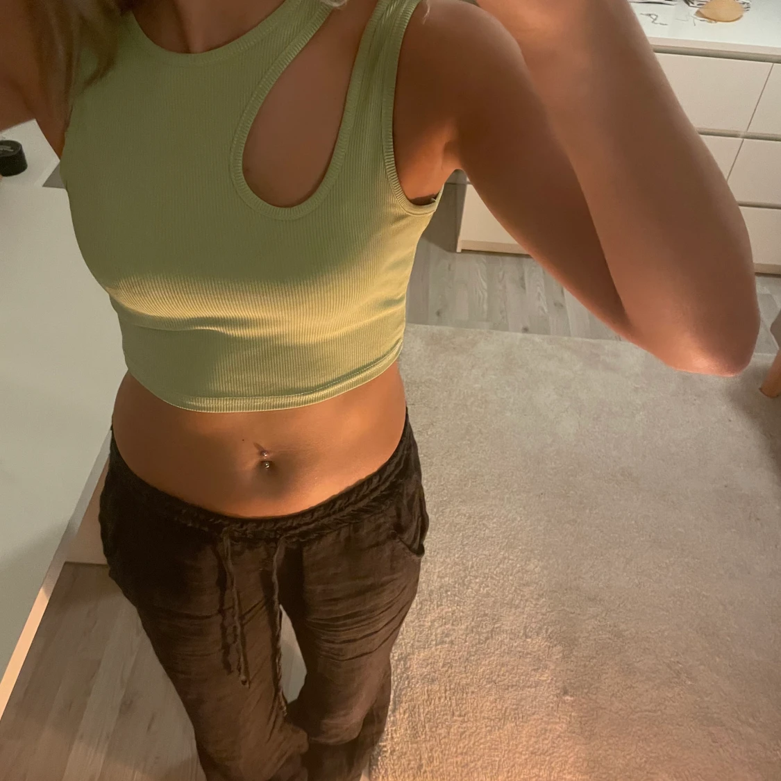 Grön topp med cut out - 90