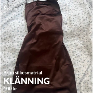 Brun klänning  - Jätte fin figur givande klänning i silkesmatrial! Skickar med postnord🤎