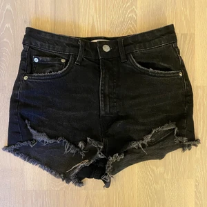Jeans shorts  - Jeans shorts från zara, str 34. Säljer pga kommer ej till användning. Skulle säga att de är lite high waist men sjukt snygga. 160kr + frakt, pris kan diskuteras.  TRYCK EJ PÅ KÖP NU 
