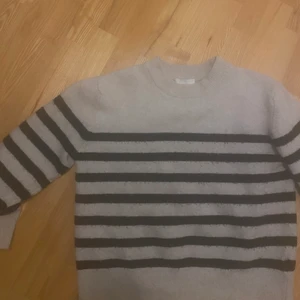Beige randig tröja - Säljer mina fina randiga tröja från h&m då den inte kommer till användning längre. En storlek M men jag skulle säga att den passar en person med XS-M❣️🙌🏻❣️